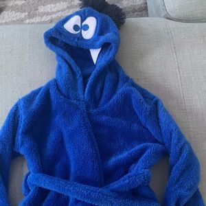 Boys gently used bath robe. Really cute and playful size 3T